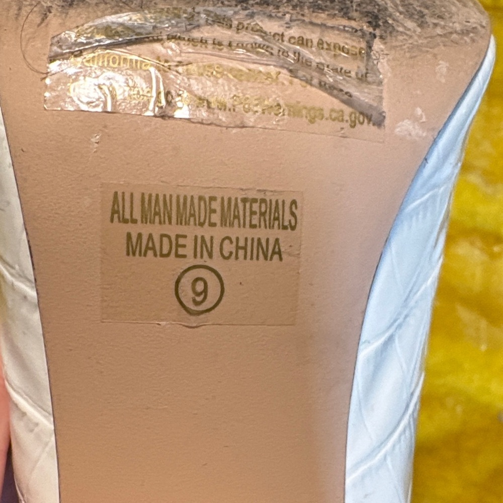 Elegant White Croc-Embossed Ankle Boots size 9 - Picture 2 of 6